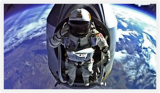 Red-Bull-Stratos-Felix-Baumgartner-And-Capsule-High-Altitude-Salute