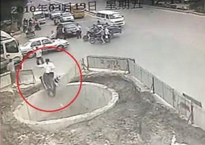 chinese-driver-crashes-bike-falls-into-hole