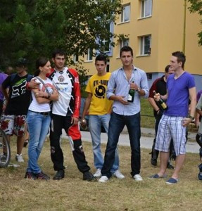 pavol kičin s holkou a kamošmi 1